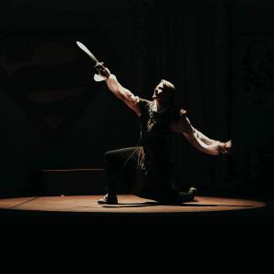 一名火博体育的演员在瓦奇剧院的舞台上手持一把剑